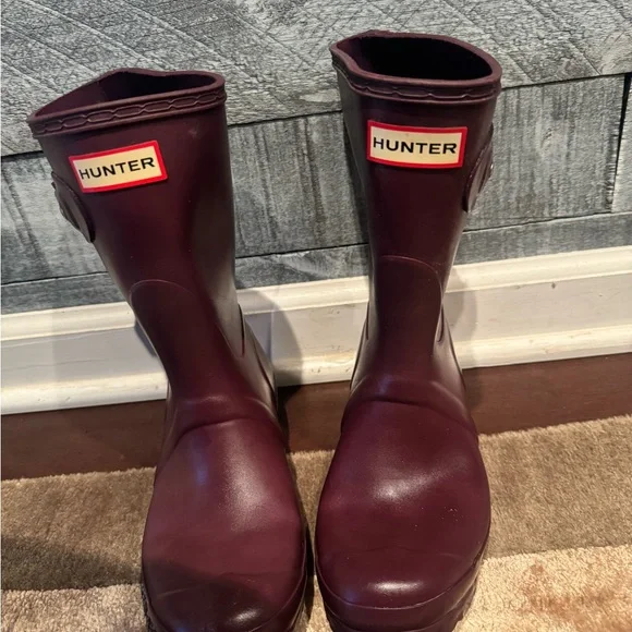 Size 6 women’s Purple Hunter boots